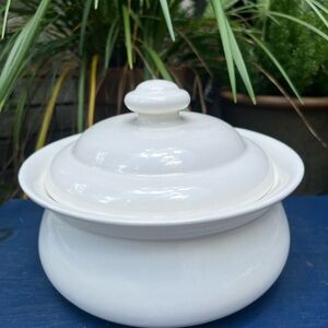Vintage  Pfaltzgraff Stoneware Covered Round Caserole Dish - White